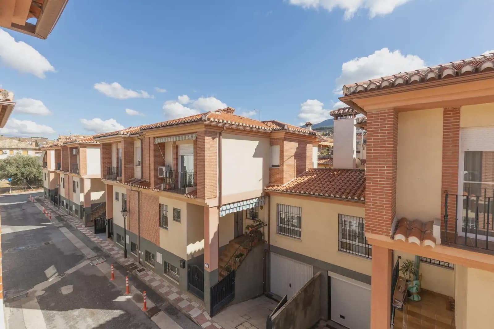 Terraced Villa for sale in Cajar with garage - € 329,000 (Ref: 9836892)