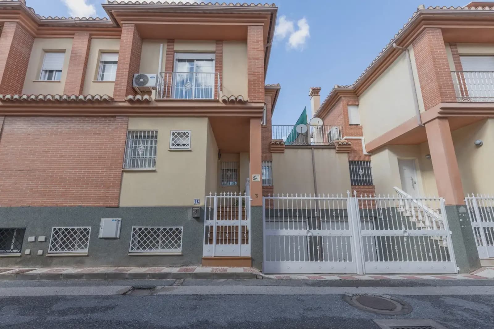 Terraced Villa for sale in Cajar with garage - € 329,000 (Ref: 9836892)