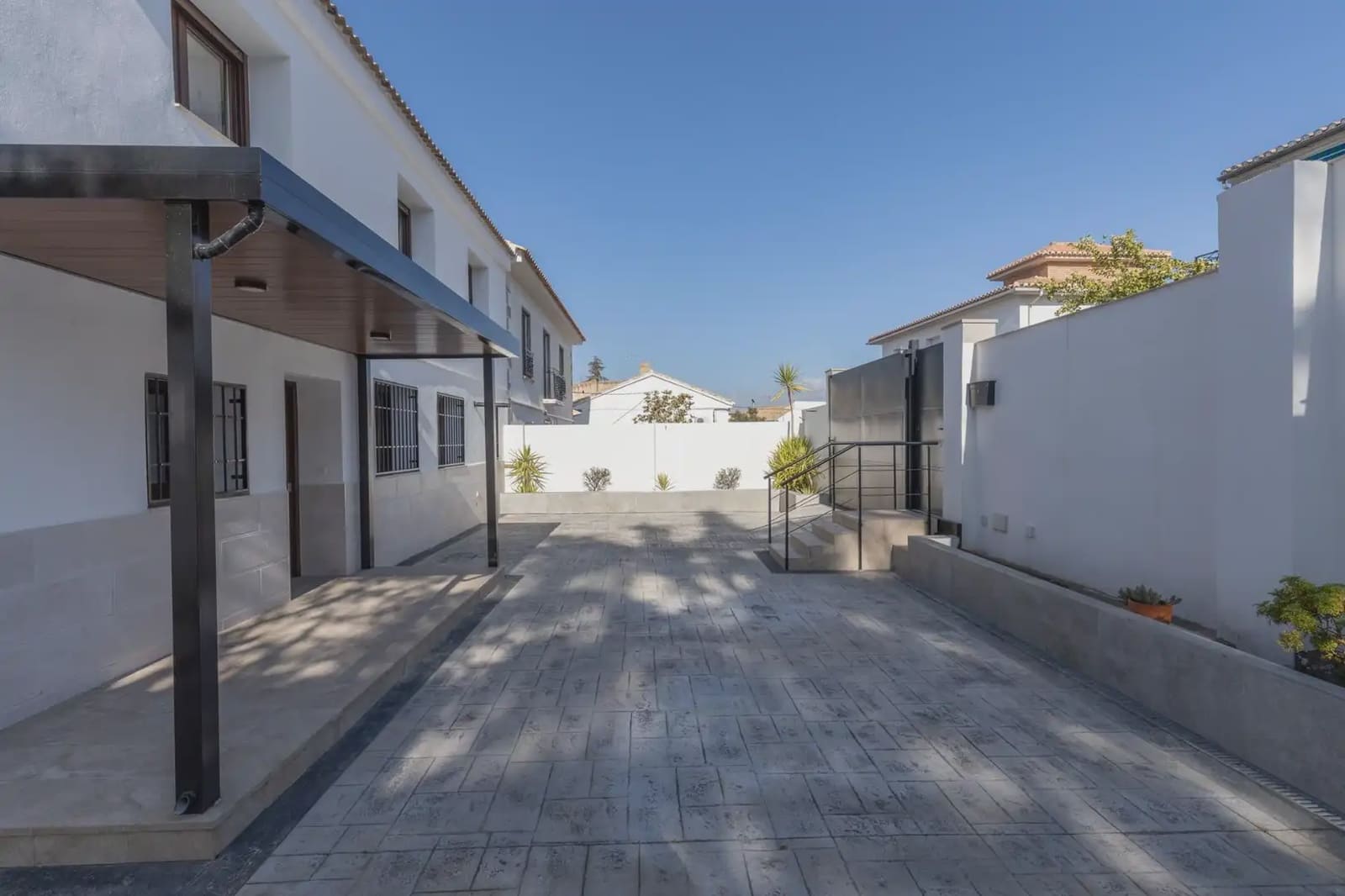 Kjedet enebolig til salgs i La Zubia med garasje - € 420 000 (Ref: 9836893)
