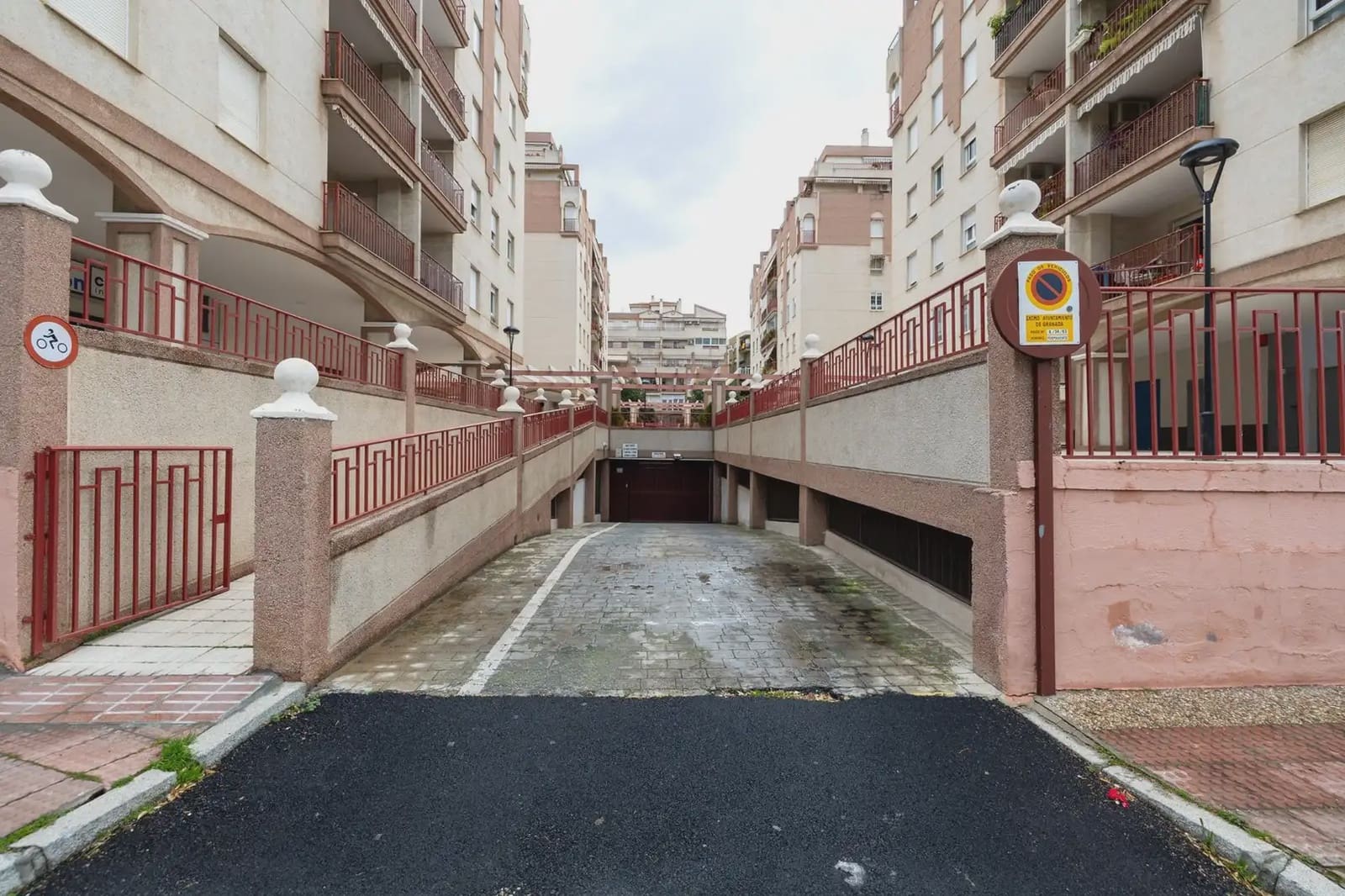 Garage for sale in Granada city - € 18,000 (Ref: 9836913)