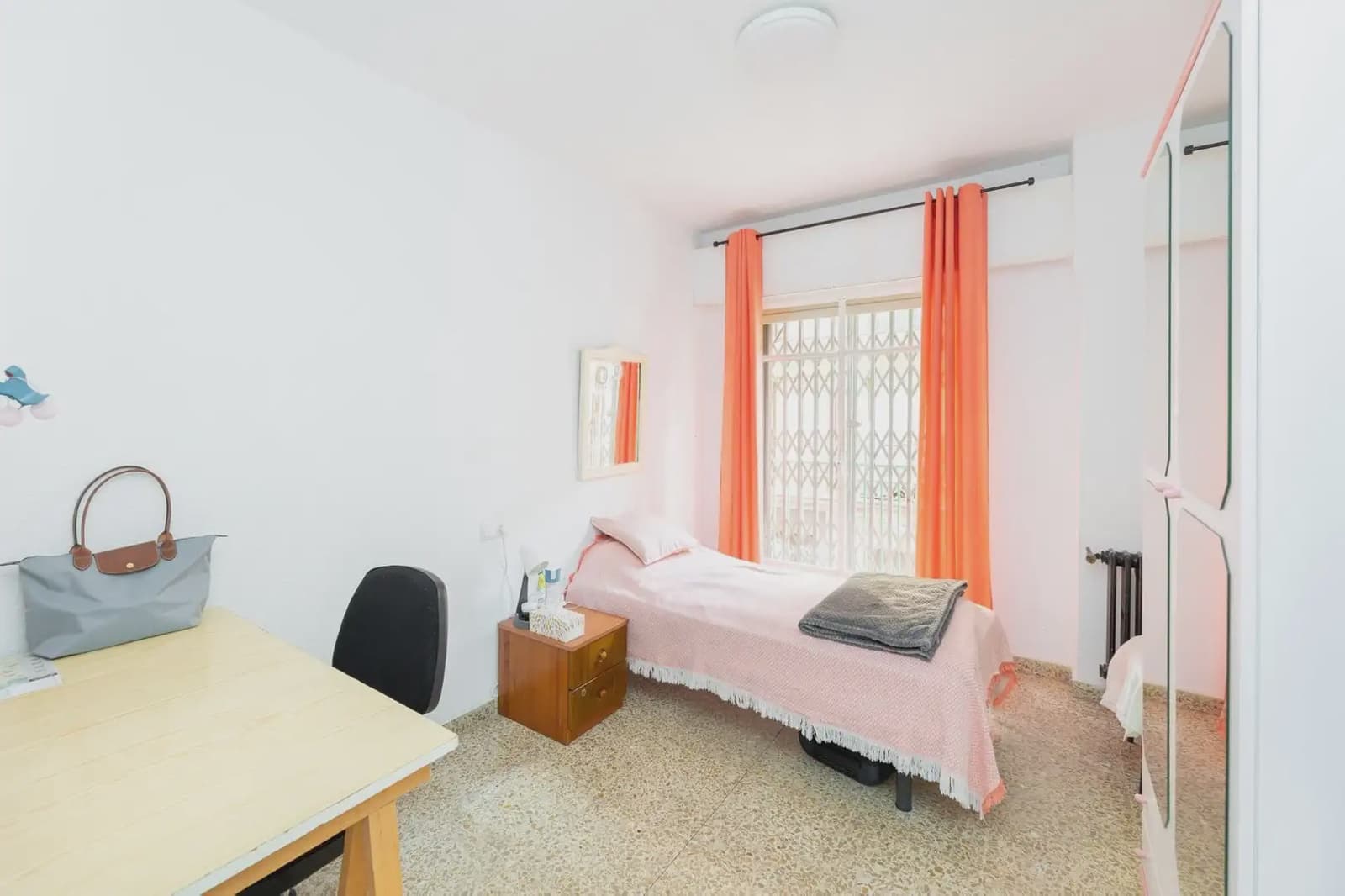 Flat for sale in Granada city - € 340,000 (Ref: 9836915)