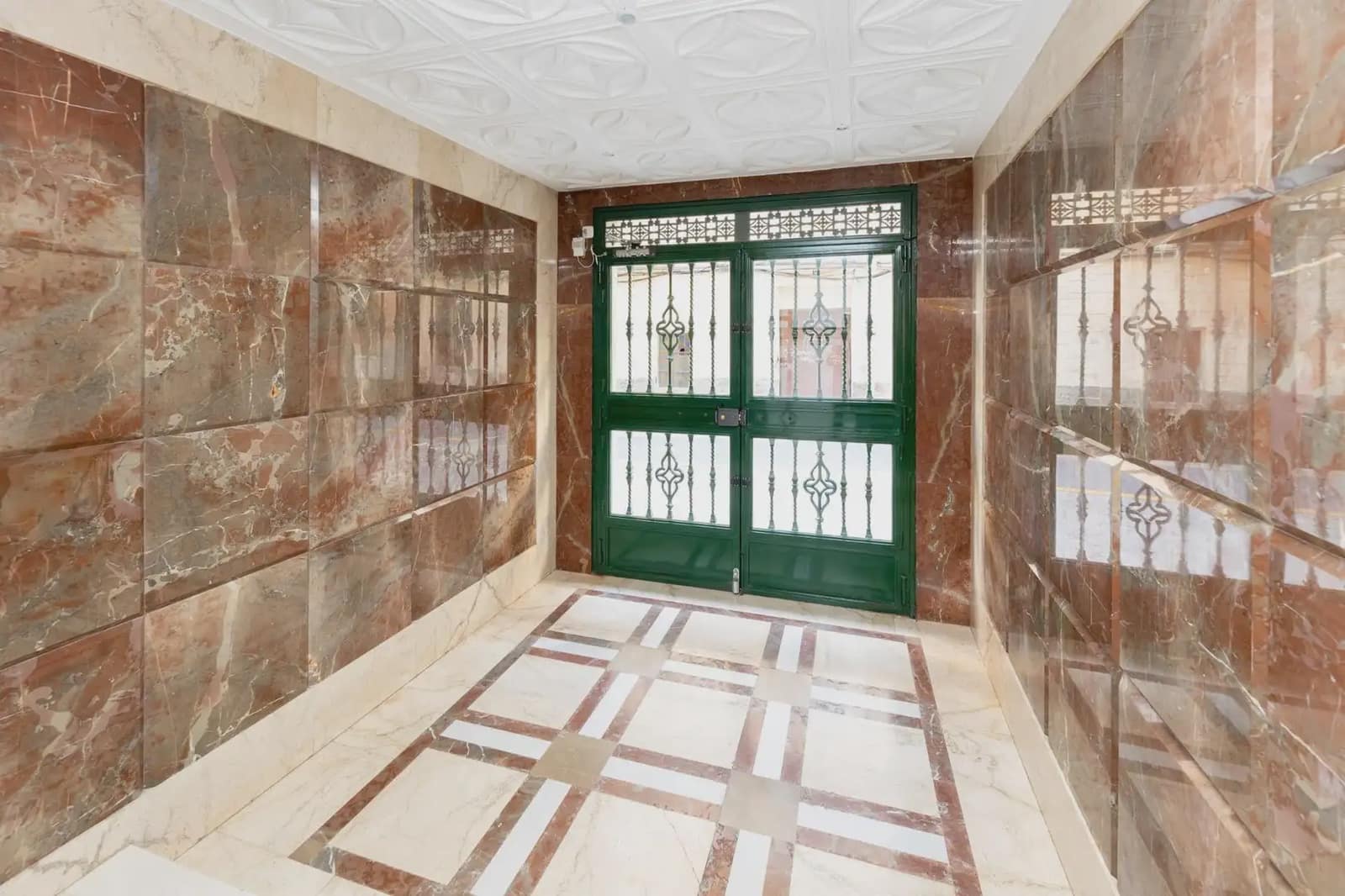 Flat for sale in Granada city - € 340,000 (Ref: 9836915)