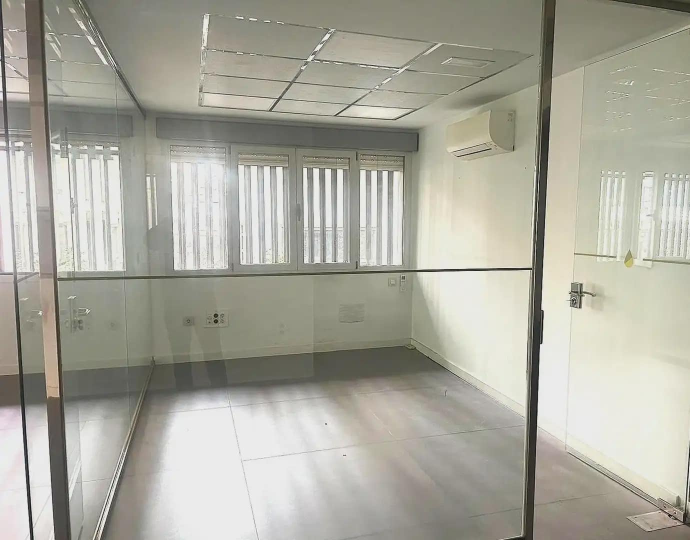 Office for rent in Granada city - € 4,000 (Ref: 9836922)