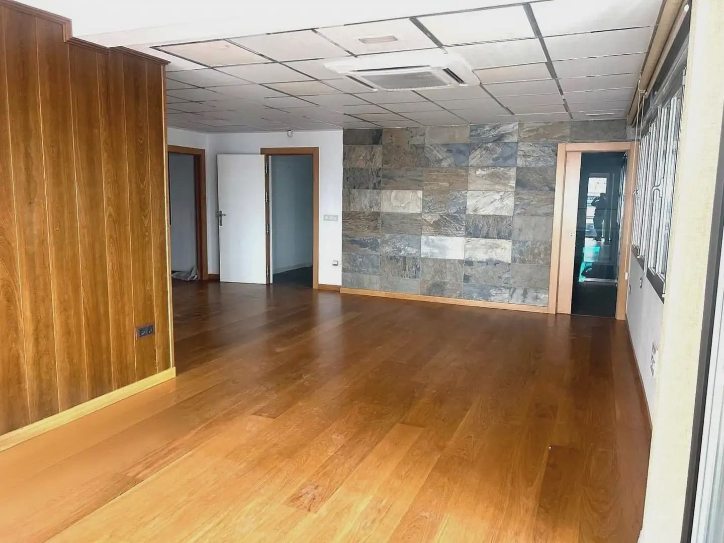 Office for rent in Granada city - € 4,000 (Ref: 9836922)