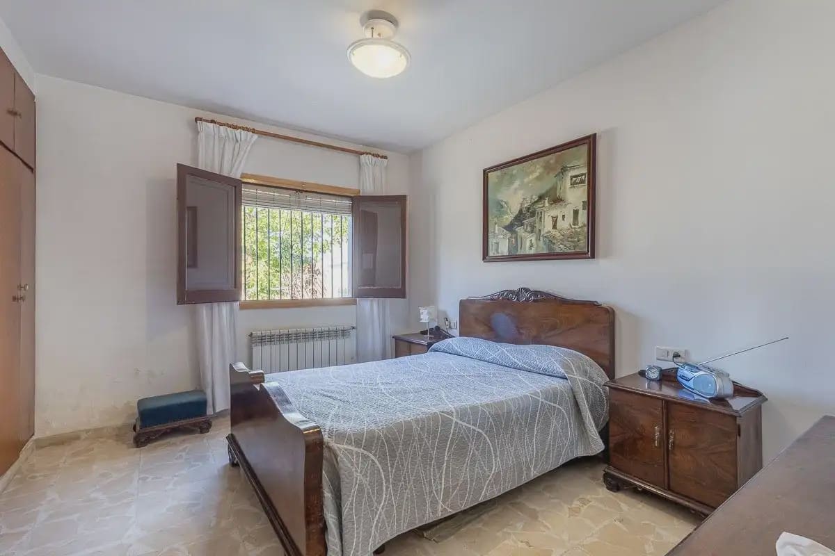 Villa for sale in Granada city with pool garage - € 470,000 (Ref: 9836928)