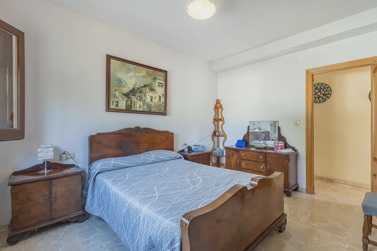 Villa for sale in Granada city with pool garage - € 470,000 (Ref: 9836928)