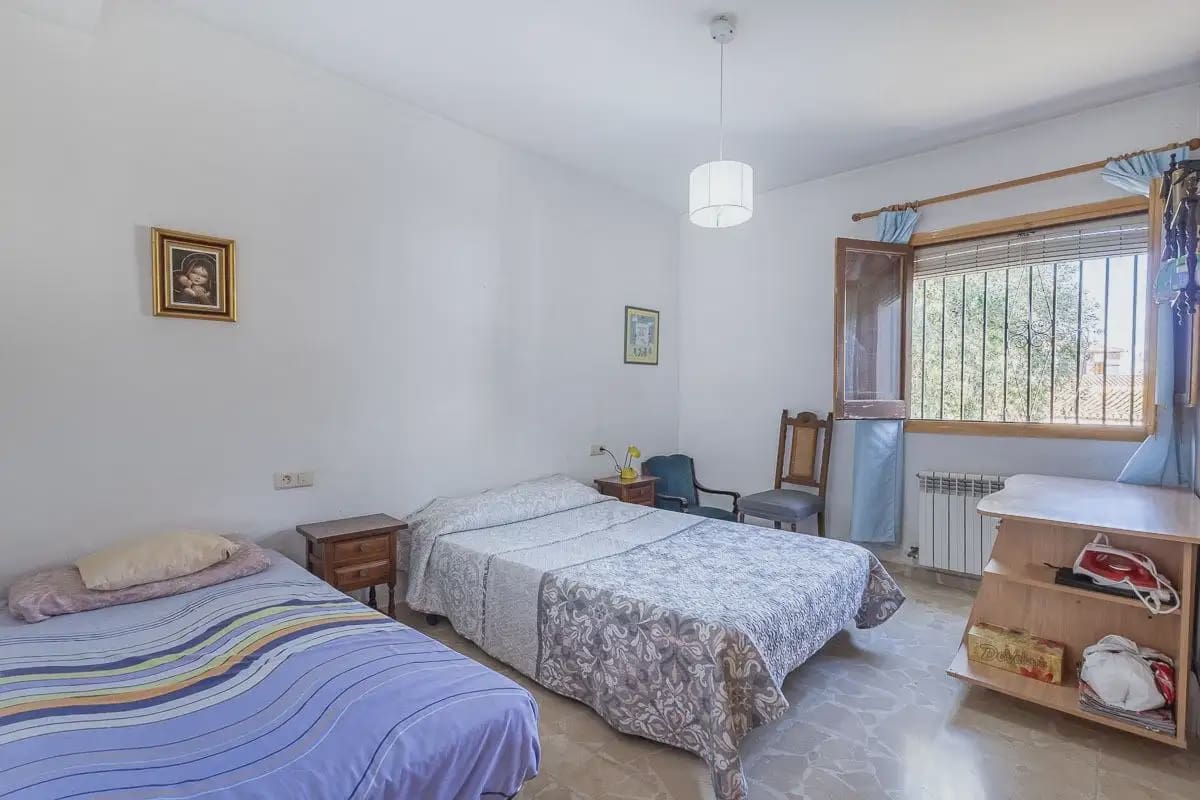 Villa for sale in Granada city with pool garage - € 470,000 (Ref: 9836928)
