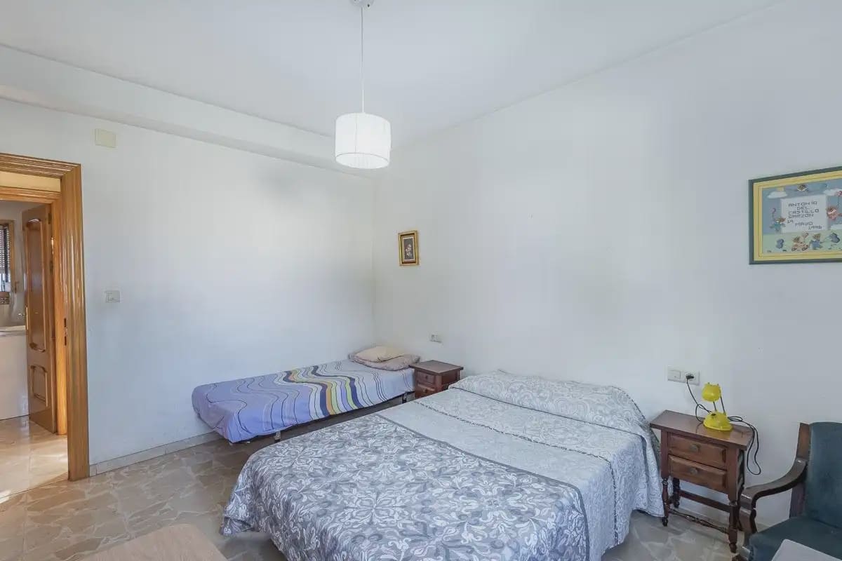 Villa for sale in Granada city with pool garage - € 470,000 (Ref: 9836928)