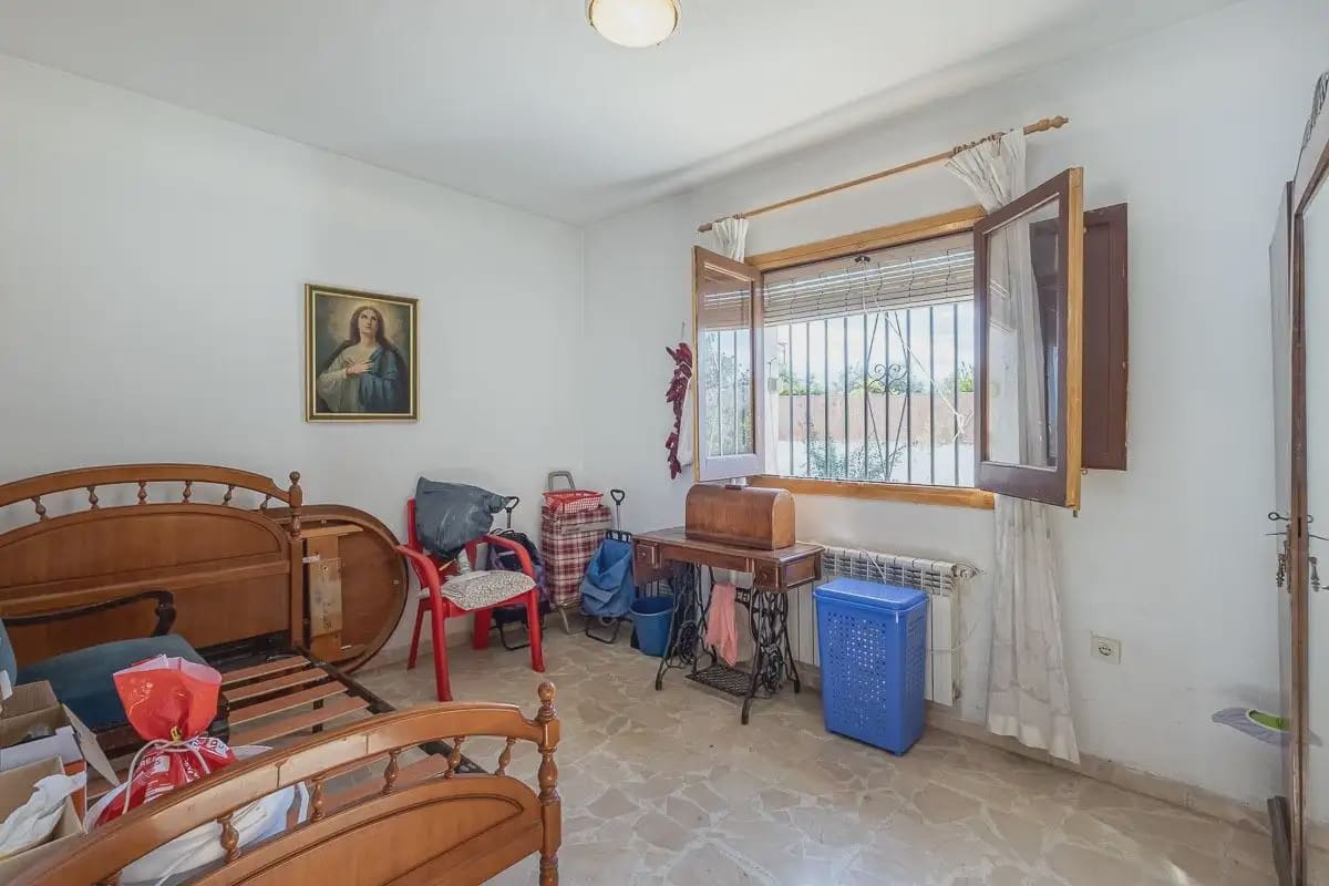 Villa for sale in Granada city with pool garage - € 470,000 (Ref: 9836928)