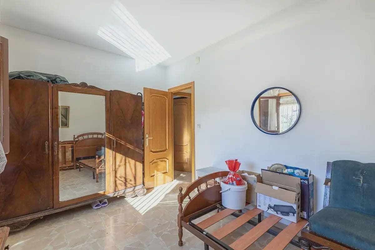 Villa for sale in Granada city with pool garage - € 470,000 (Ref: 9836928)