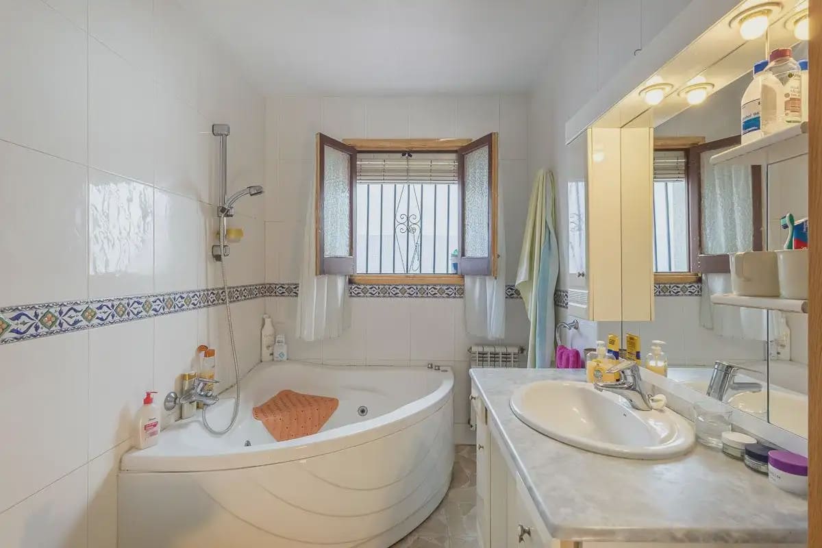 Villa for sale in Granada city with pool garage - € 470,000 (Ref: 9836928)