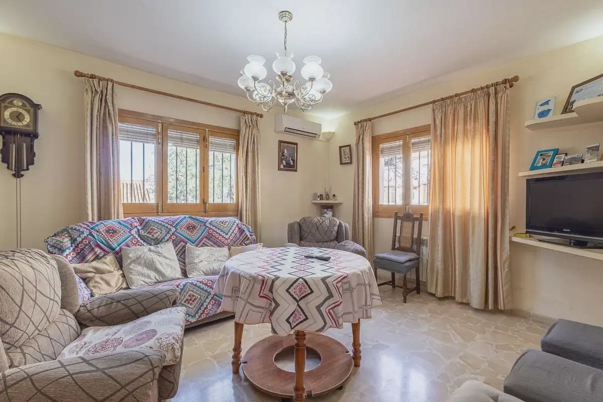 Villa for sale in Granada city with pool garage - € 470,000 (Ref: 9836928)
