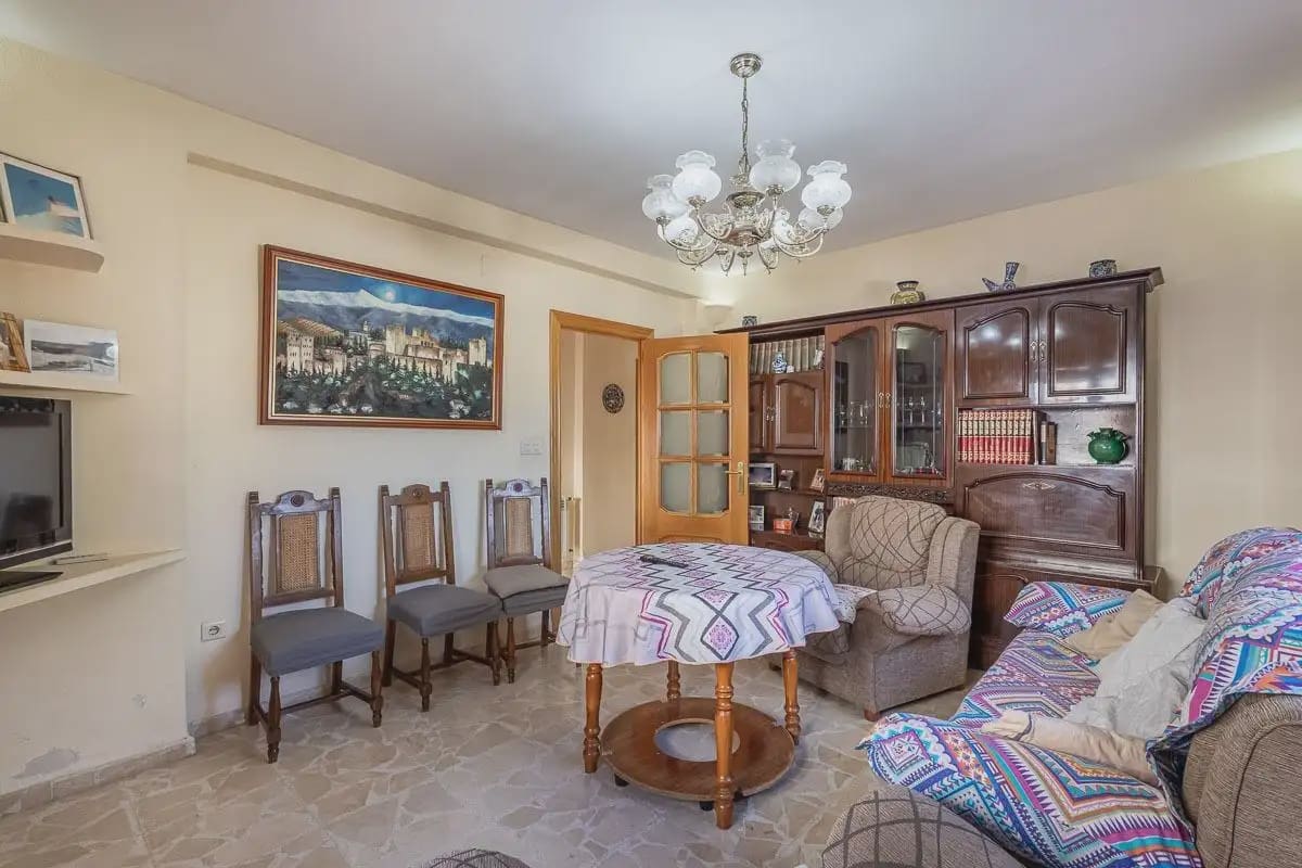 Villa for sale in Granada city with pool garage - € 470,000 (Ref: 9836928)