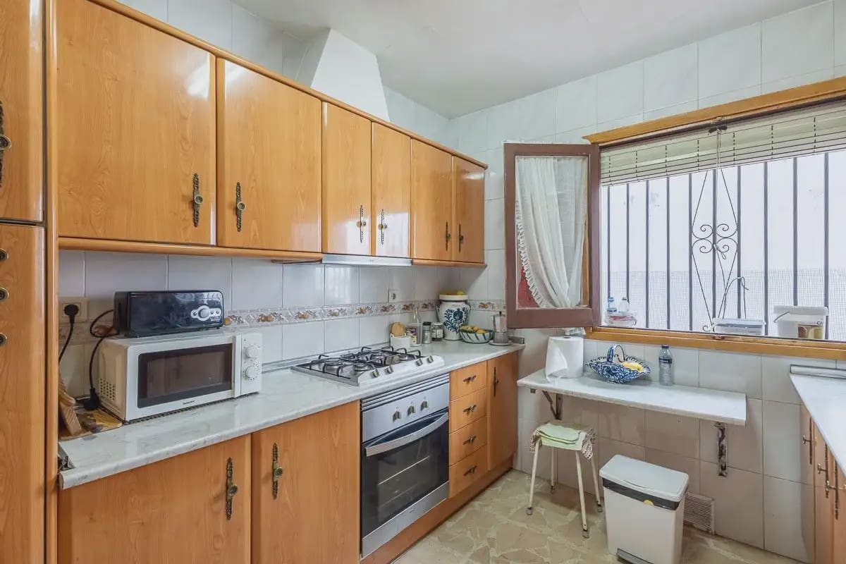 Villa for sale in Granada city with pool garage - € 470,000 (Ref: 9836928)