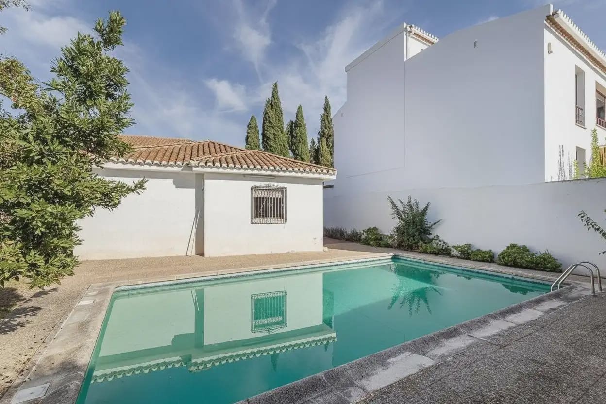 Villa for sale in Granada city with pool garage - € 470,000 (Ref: 9836928)