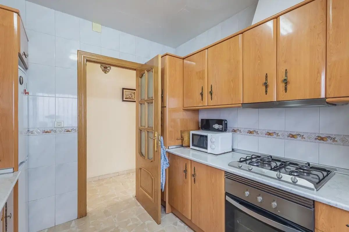 Villa for sale in Granada city with pool garage - € 470,000 (Ref: 9836928)