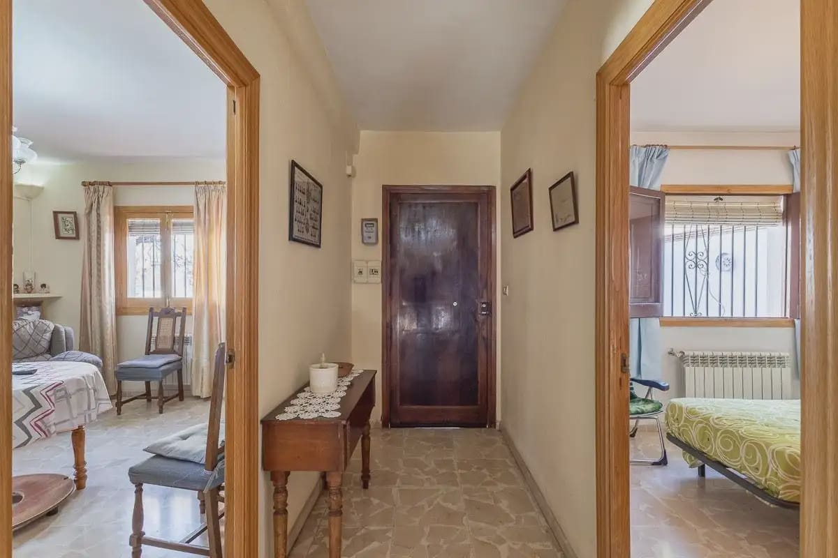Villa for sale in Granada city with pool garage - € 470,000 (Ref: 9836928)