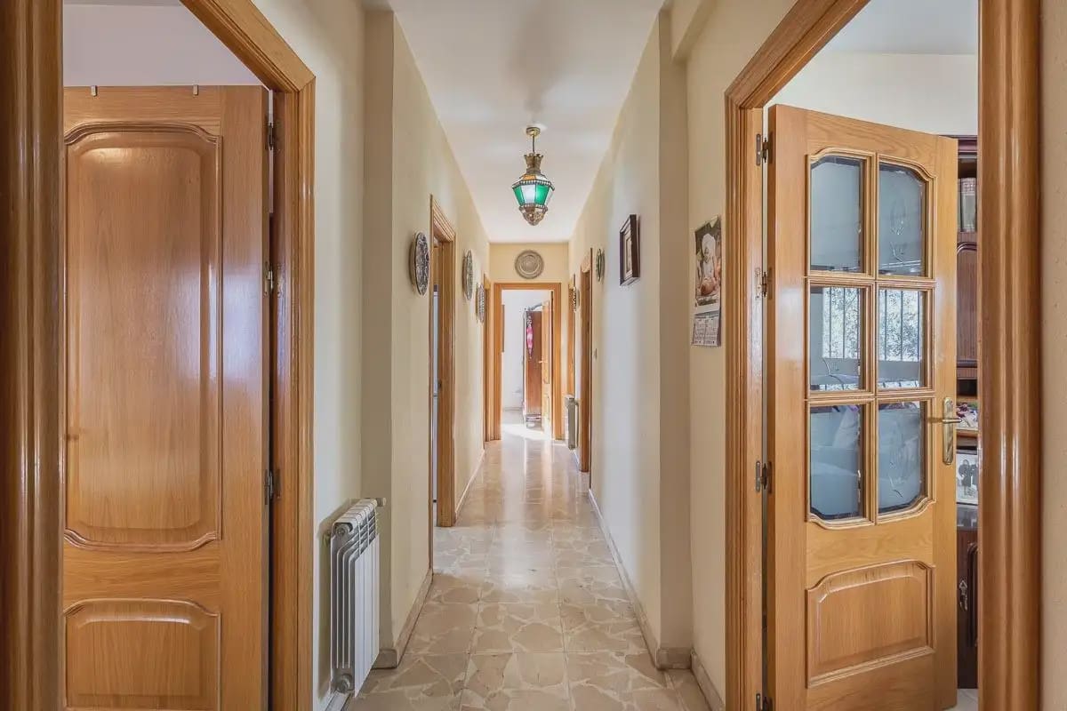 Villa for sale in Granada city with pool garage - € 470,000 (Ref: 9836928)