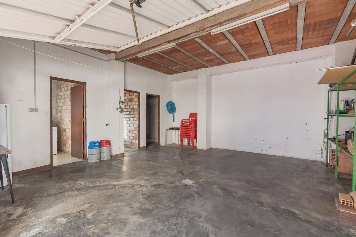 Villa for sale in Granada city with pool garage - € 470,000 (Ref: 9836928)
