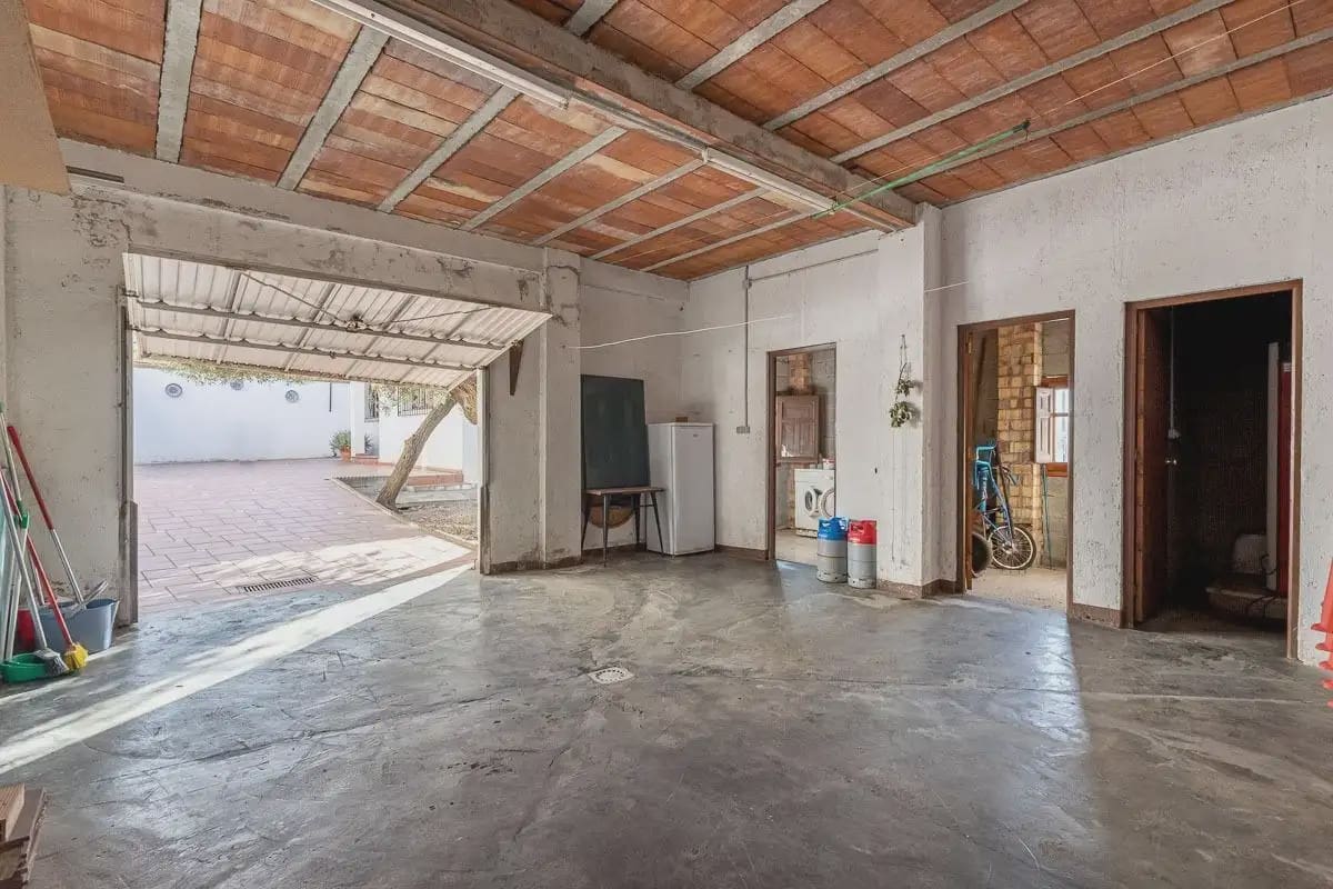 Villa for sale in Granada city with pool garage - € 470,000 (Ref: 9836928)