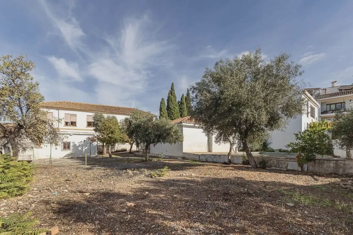 Villa for sale in Granada city with pool garage - € 470,000 (Ref: 9836928)