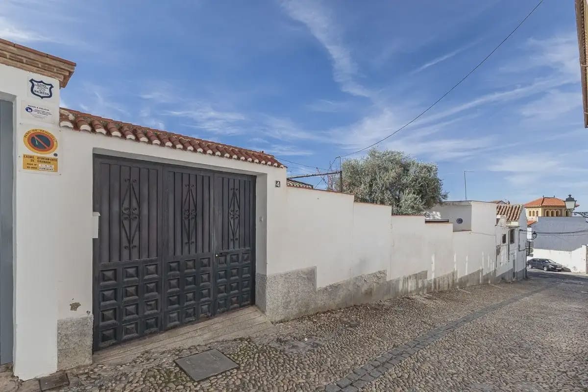 Villa for sale in Granada city with pool garage - € 470,000 (Ref: 9836928)