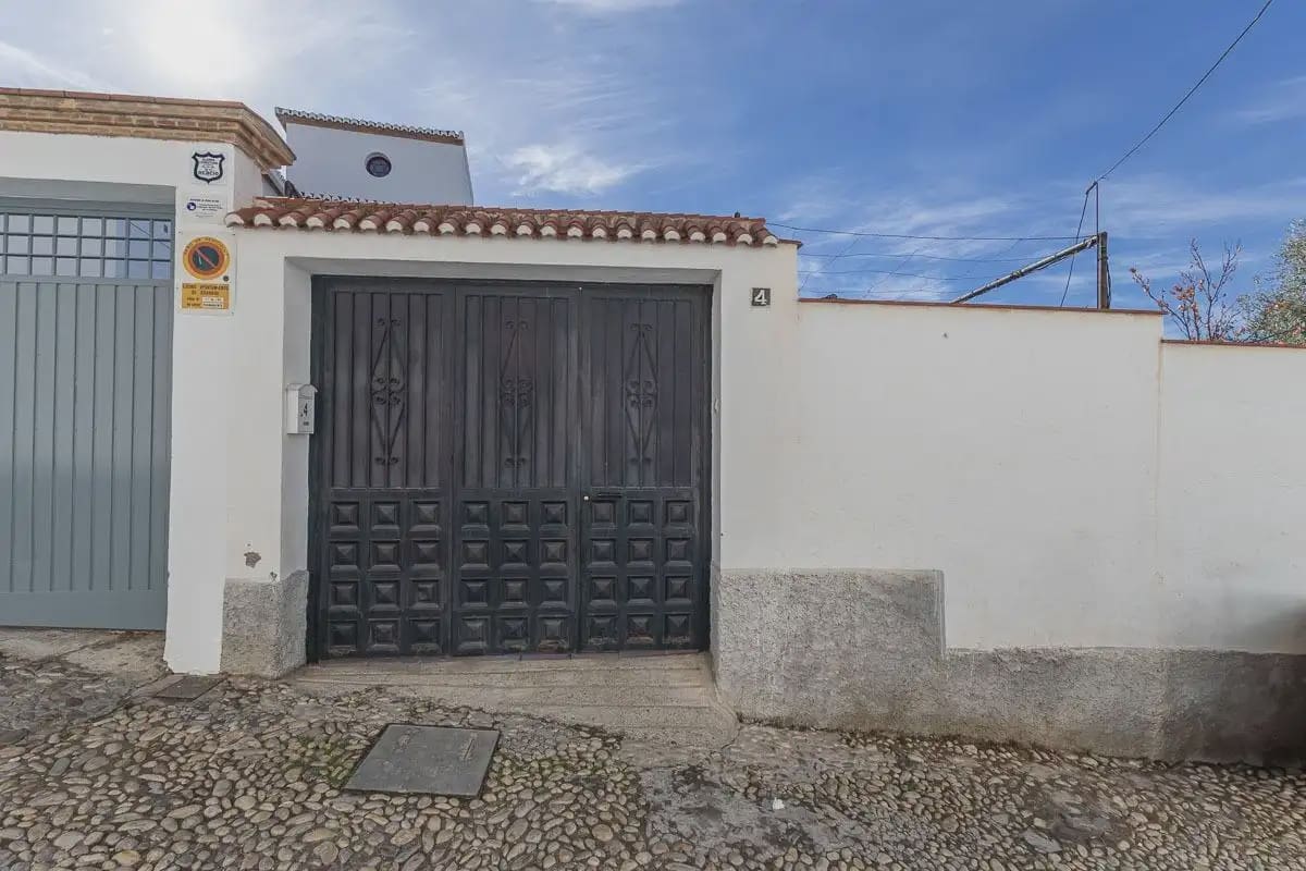 Villa for sale in Granada city with pool garage - € 470,000 (Ref: 9836928)