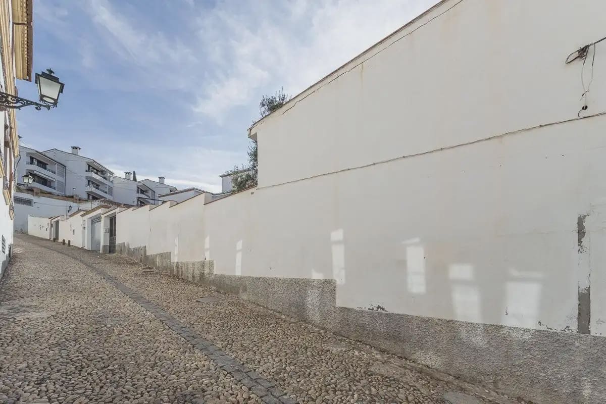 Villa for sale in Granada city with pool garage - € 470,000 (Ref: 9836928)