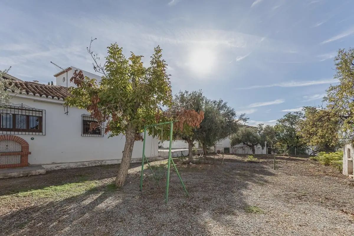 Villa for sale in Granada city with pool garage - € 470,000 (Ref: 9836928)