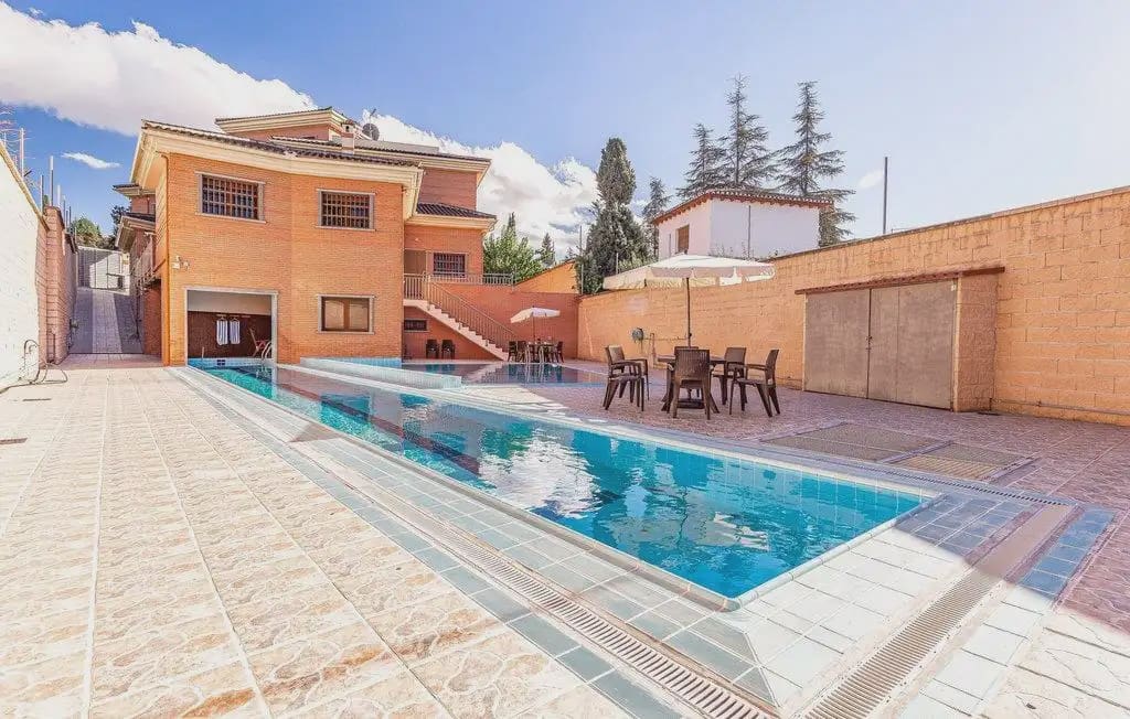 Villa for sale in Albolote with pool garage - € 990,000 (Ref: 9836932)