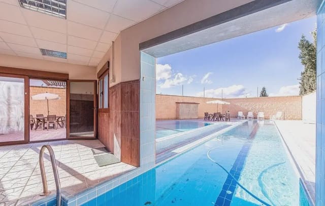 Villa til salg i Albolote med swimmingpool garage - € 990.000 (Ref: 9836932)