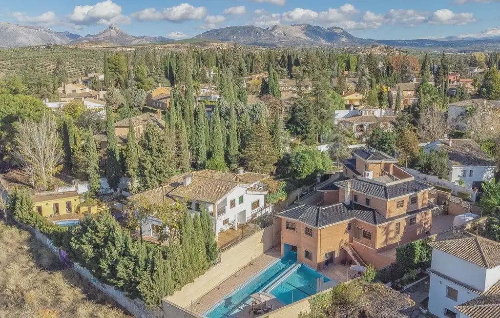 Villa for sale in Albolote with pool garage - € 990,000 (Ref: 9836932)