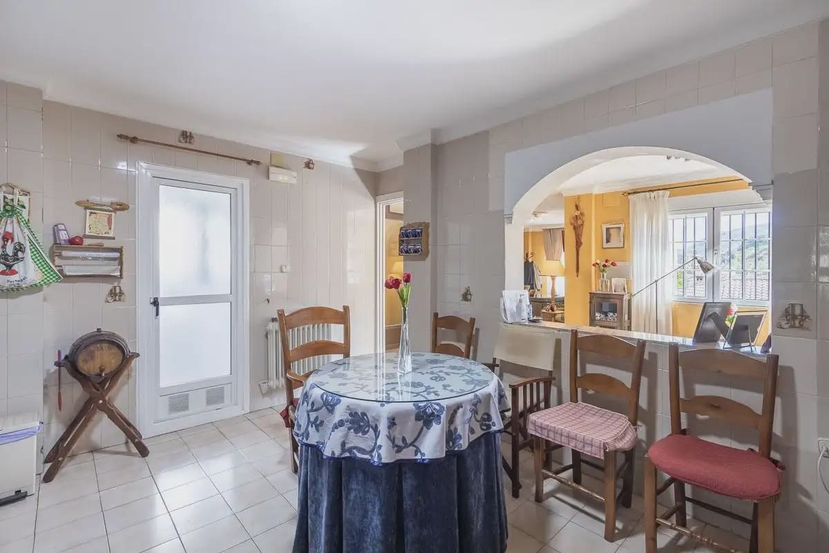 Villa zu verkaufen in Pinos Genil mit Pool Garage - 339.000 € (Ref: 9836934)