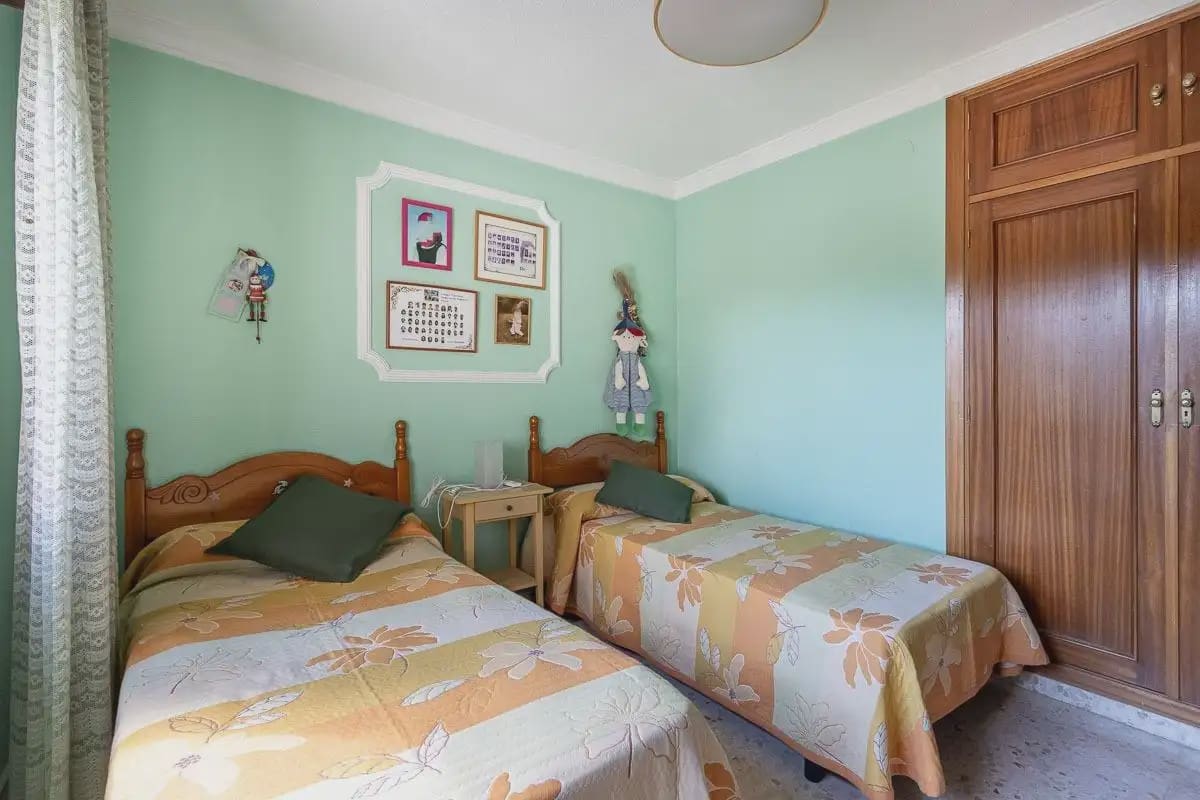 Villa zu verkaufen in Pinos Genil mit Pool Garage - 339.000 € (Ref: 9836934)