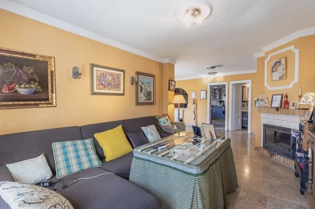 Villa zu verkaufen in Pinos Genil mit Pool Garage - 339.000 € (Ref: 9836934)