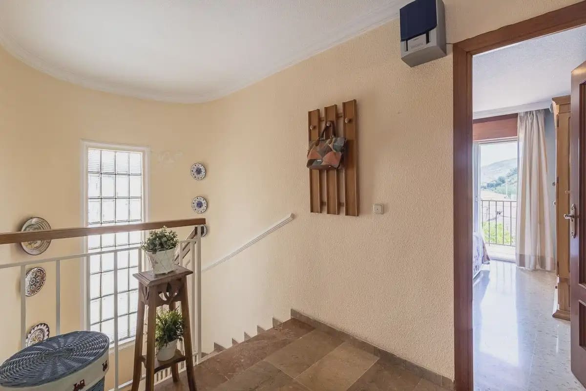 Villa zu verkaufen in Pinos Genil mit Pool Garage - 339.000 € (Ref: 9836934)