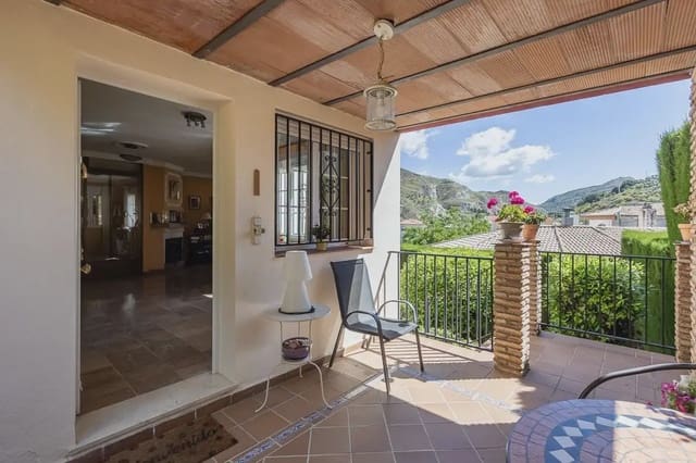 Villa zu verkaufen in Pinos Genil mit Pool Garage - 339.000 € (Ref: 9836934)