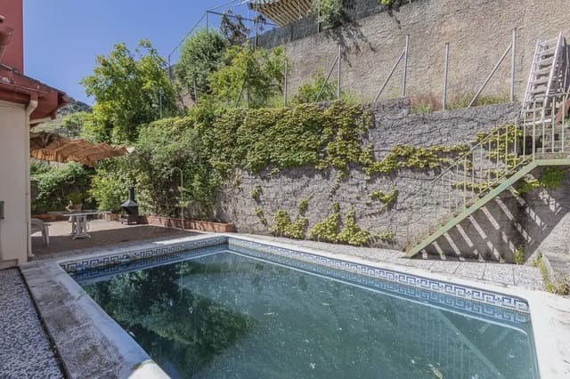 Villa zu verkaufen in Pinos Genil mit Pool Garage - 339.000 € (Ref: 9836934)
