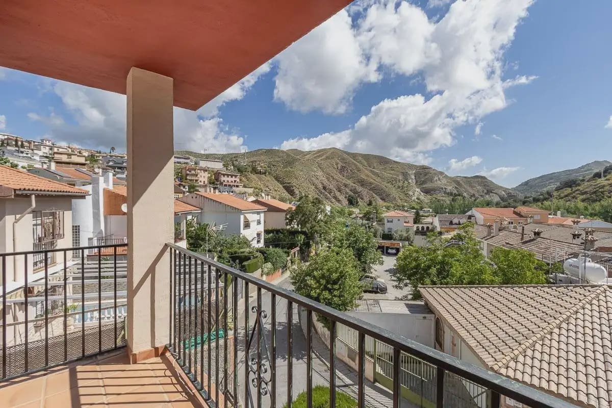 Villa zu verkaufen in Pinos Genil mit Pool Garage - 339.000 € (Ref: 9836934)