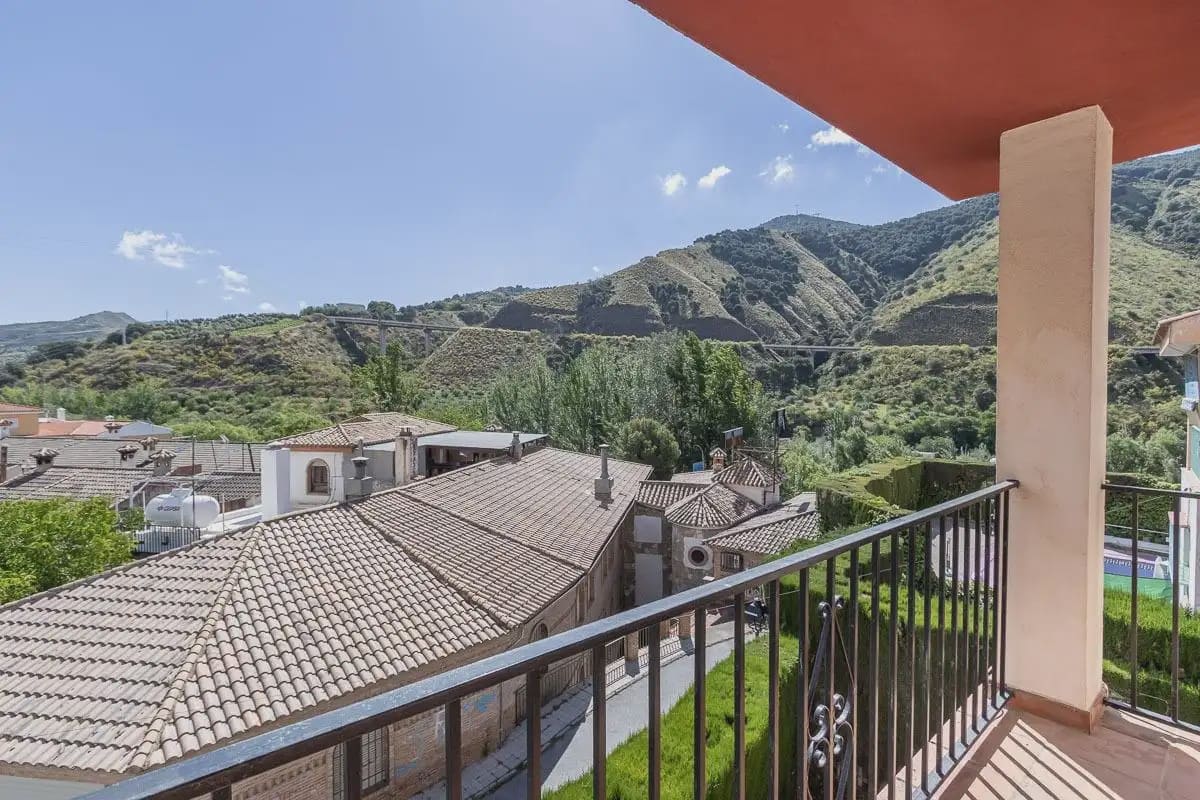 Villa zu verkaufen in Pinos Genil mit Pool Garage - 339.000 € (Ref: 9836934)