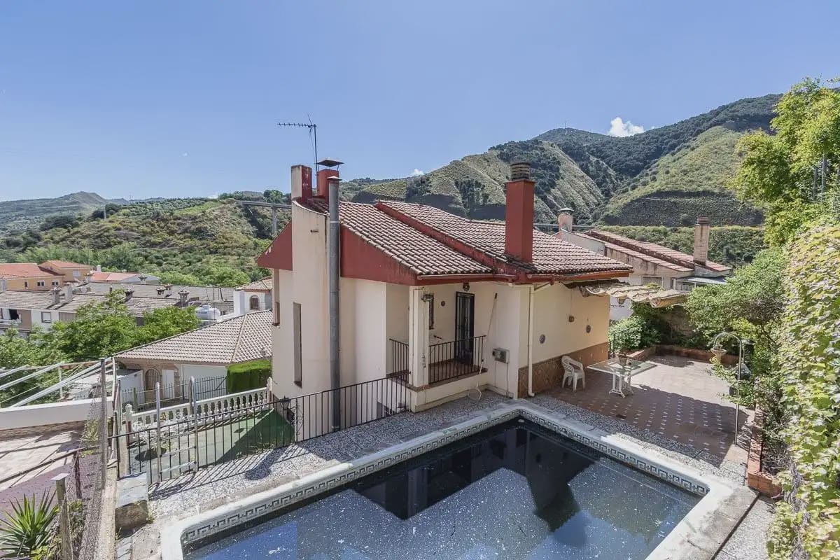 Villa zu verkaufen in Pinos Genil mit Pool Garage - 339.000 € (Ref: 9836934)