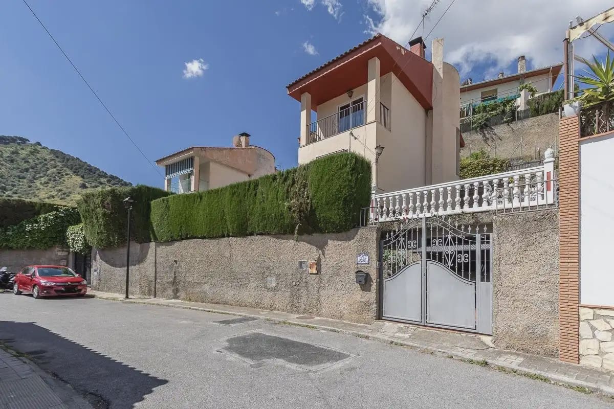 Villa zu verkaufen in Pinos Genil mit Pool Garage - 339.000 € (Ref: 9836934)