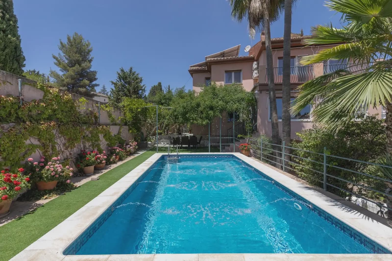 Moradia para venda em Las Gabias com piscina garagem - 575 000 € (Ref: 9836942)