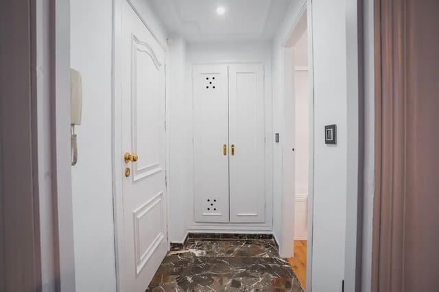Leilighet til salgs i San Matías - Realejo, Granada by - € 250 000 (Ref: 9836946)
