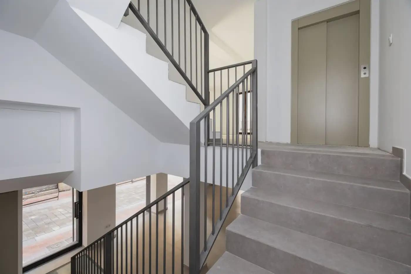 Erhverv til salg i Granada by - € 1.200.000 (Ref: 9836955)