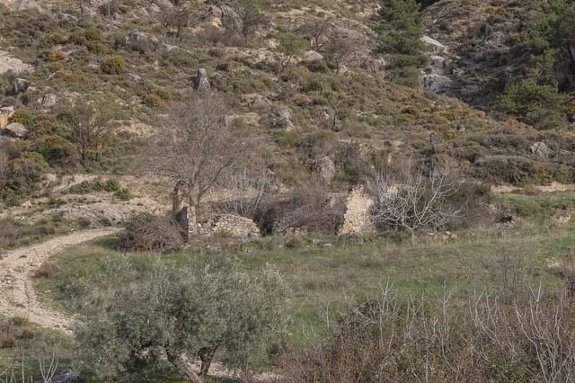 Finca/Herregård til salgs i Cájar - € 110 000 (Ref: 9836956)