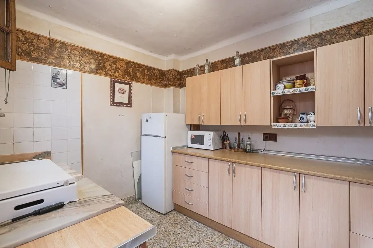 Hotel for sale in Lanjaron - € 380,000 (Ref: 9836970)