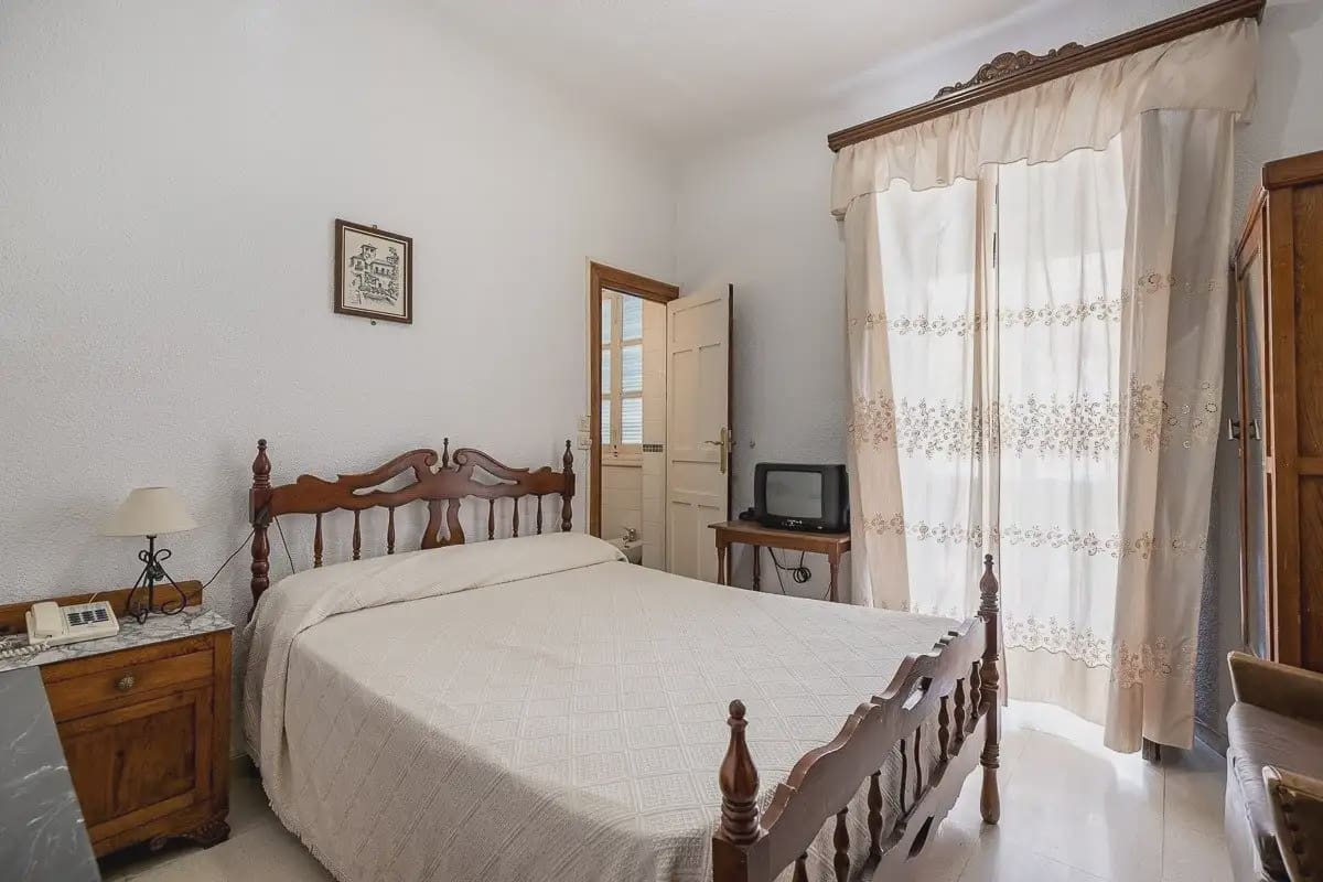 Hotel for sale in Lanjaron - € 380,000 (Ref: 9836970)
