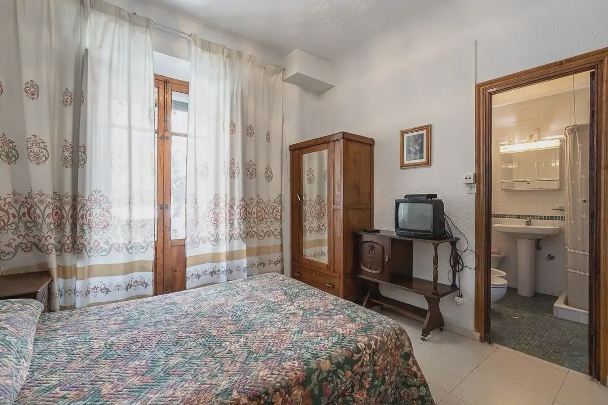 Hotel for sale in Lanjaron - € 380,000 (Ref: 9836970)