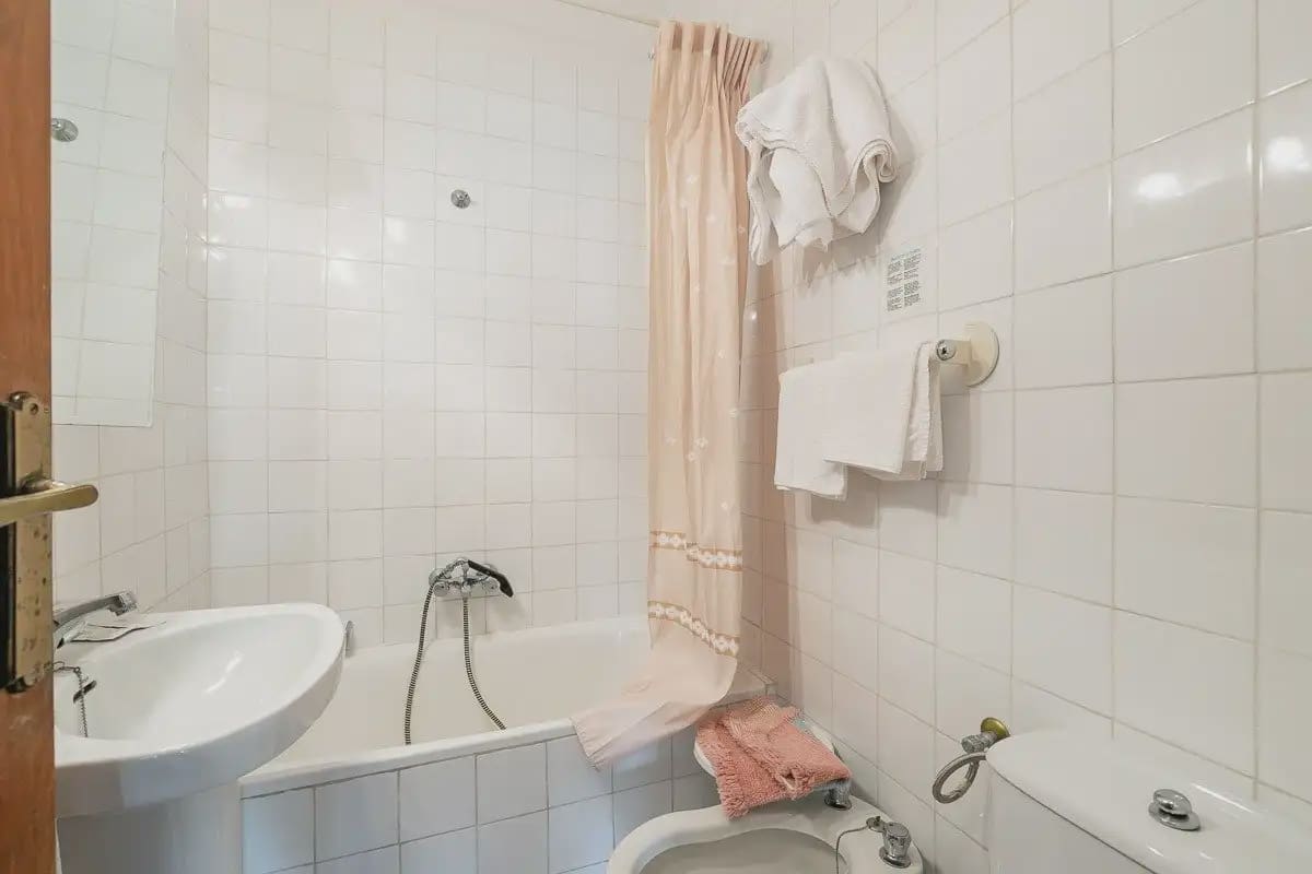 Hotel for sale in Lanjaron - € 380,000 (Ref: 9836970)